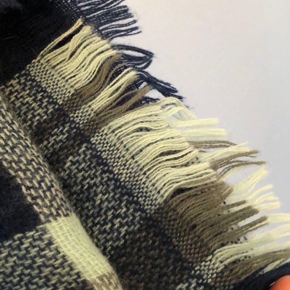 Blue Blanket Scarf - Picture 2 of 2